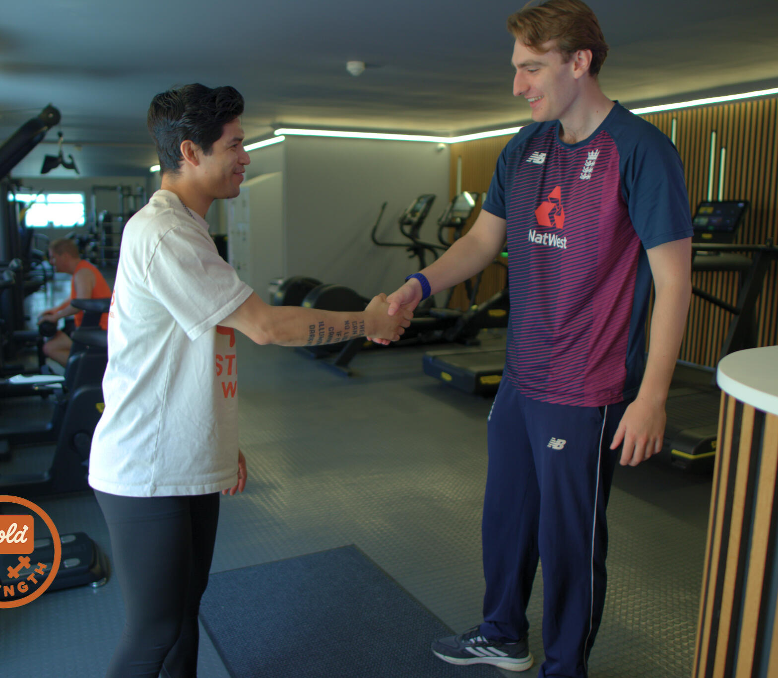 Seb, bilingual personal trainer in London, sharing a post-workout handshake with a client after a one-on-one strength training session.
